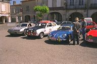 Deux Alpine du STARC Aquitaine entourant la Ford de Reprise 5000